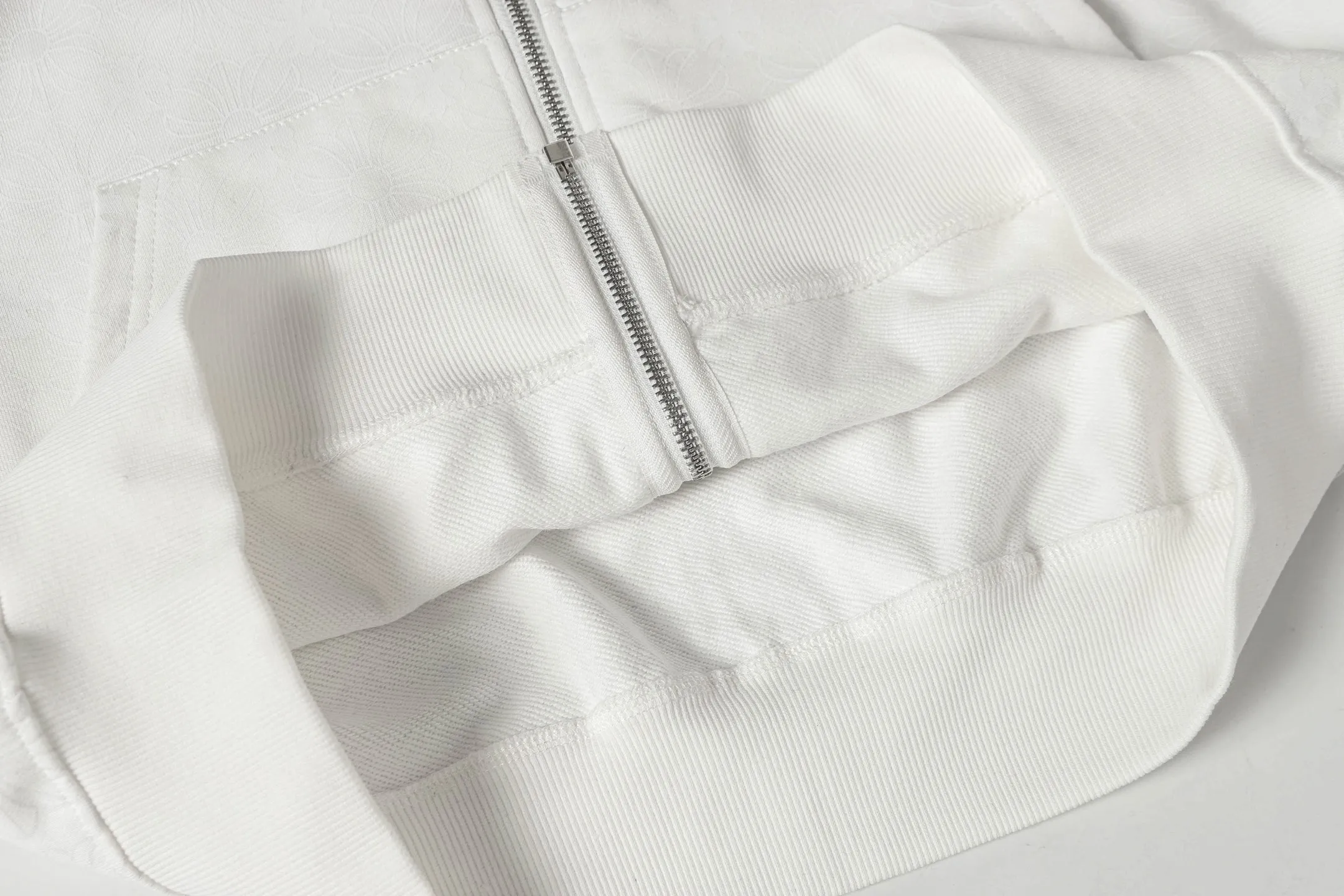P300 cross-border model, please do not place an order if you are pursuing quality - Chrome Hearts/Chrome Hearts Sanskrit Dark Pattern Horseshoe Sanskrit Cross ✝️ Printed Zipper Sweater Cardigan Jacket - High weight, high density and high quality. The wool is soft, delicate and skin-friendly. It feels soft and silky. It has excellent warmth and skin-friendly properties. - Custom-woven and custom-dyed, no color difference. No matter the fabric or workmanship details, it beats the ordinary version on the market. - Hardware zipper accessories are all customized and full of details. -Colour: Black White Blue -Size: S M L XL